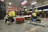 Žena (24) na I. P. Pavlova spadla pod metro! V umělém spánku skončila v nemocnici, provoz stál přes hodinu