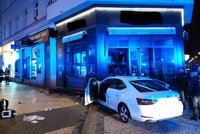 Auto v centru Prahy vjelo na zastávce do lidí: Několik zraněných! Řidič nebrzdil?!