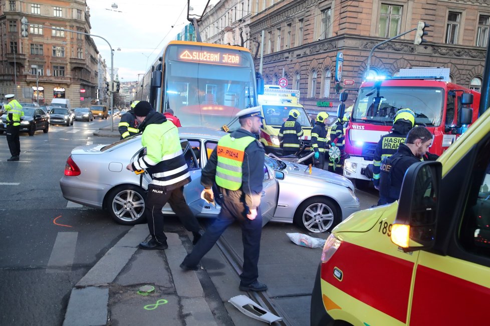 U I. P. Pavlova se 18. února 2020 srazila tramvaj s autem.