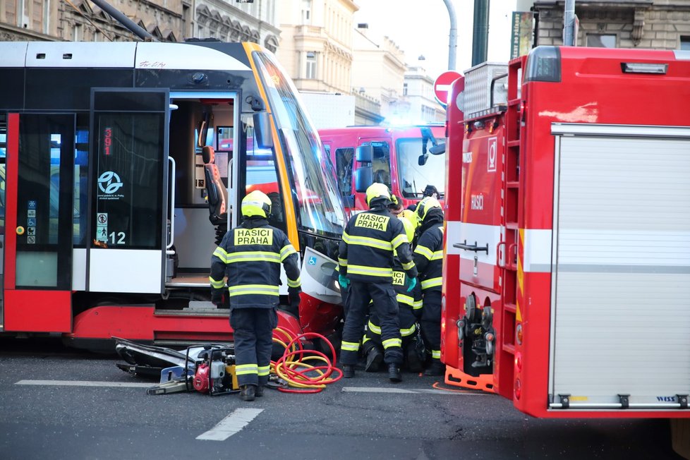 U I. P. Pavlova se 18. února 2020 srazila tramvaj s autem.