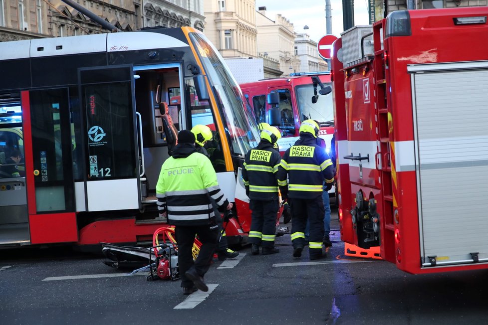 U I. P. Pavlova se 18. února 2020 srazila tramvaj s autem.