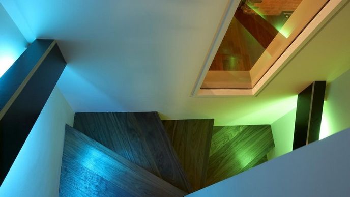 I z fádního schodiště dokáže LED osvětlení vyčarovat barevnou fantazii.