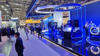 Autosalon Mnichov slovem i obrazem: Roztříštěná výstava a modelka jen jedna Autosalon Mnichov slovem i obrazem: Roztříštěná výstava a modelka jen jedna