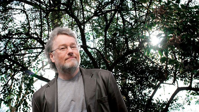 IAIN BANKS: „Jsem ohromně rád, že žiju ve společnosti, kde můžu vyjadřovat svou nenávist k Thatcherové a Blairovi, aniž by na mě ráno zvonili policajti s pouty.“