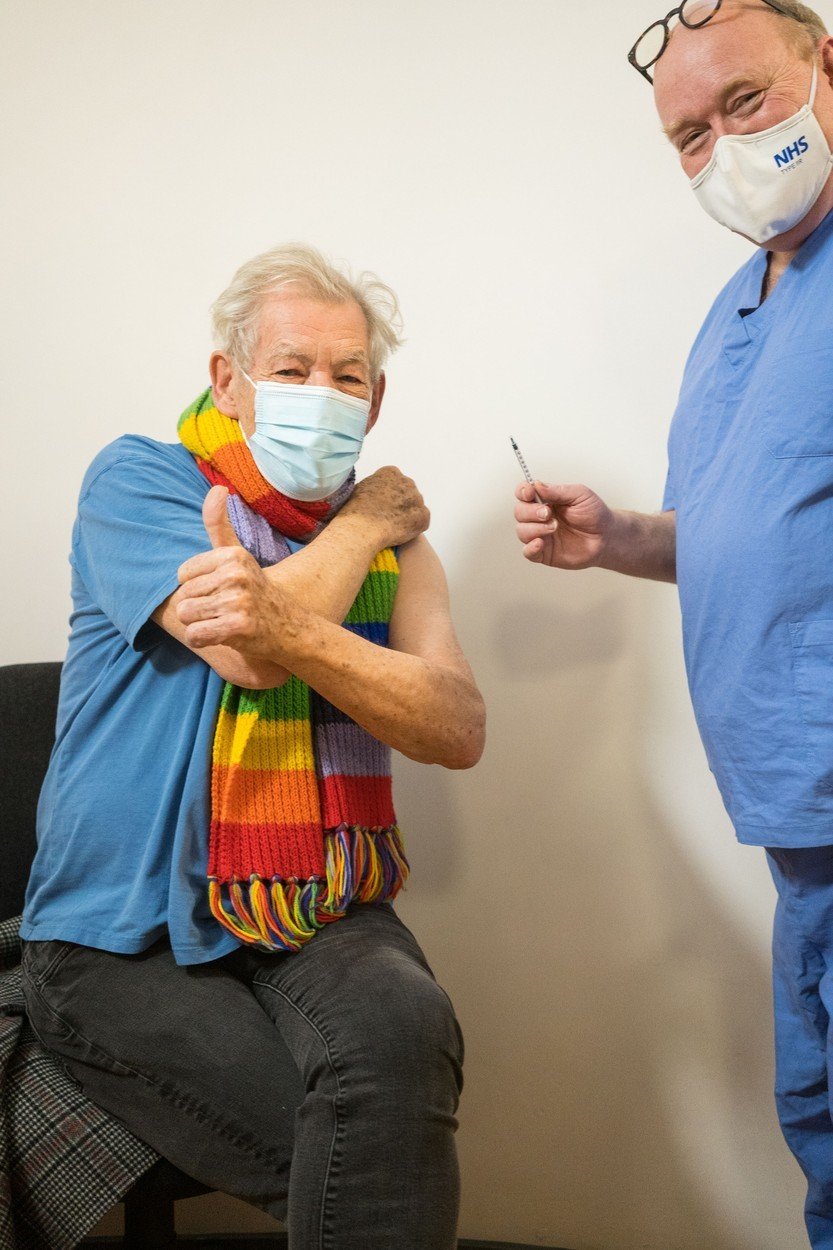 Ian McKellen se nechal naočkovat proti koronaviru