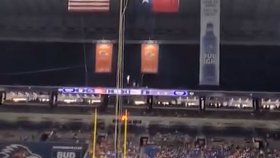Voják Ian Patterson zemřel po pádu na stadionu v Texasu.