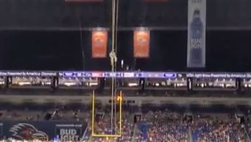 Voják Ian Patterson zemřel po pádu na stadionu v Texasu.