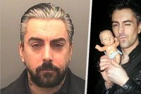 Pedofilního zpěváka pobodali spoluvězni: Ian Watkins bojuje o život