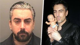 Pedofilního zpěváka pobodali spoluvězni: Ian Watkins bojuje o život