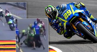 Bizarní nehoda: Iannone se skácel mezi mechaniky, dojel předposlední