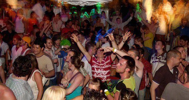 Party ostrov brojí proti tajným zakázaným večírkům. Policie lanaří „do zbraně“ cizince