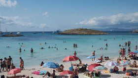 Policie na španělském ostrově Ibiza shání cizince mezi 30 a 40 lety věku do nového týmu, jehož úkolem bude tajně pronikat na soukromé večírky