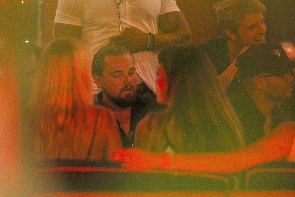 Zaflirtovat si do baru na Ibize vyrazil Leonardo DiCaprio.