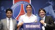 Zlatan Ibrahimovic na tiskové konferenci PSG s prezidentem klubu Nasserem Al-Khelaifim a sportovním ředitelem Leonardem (vpravo).