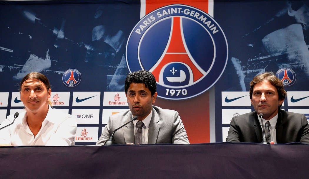 Zlatan Ibrahimovic na tiskové konferenci PSG s prezidentem klubu Nasserem Al-Khelaifim a sportovním ředitelem Leonardem.