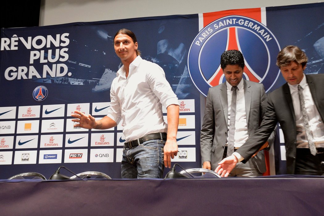 Zlatan Ibrahimovic na tiskové konferenci PSG s prezidentem klubu Nasserem Al-Khelaifim a sportovním ředitelem Leonardem.