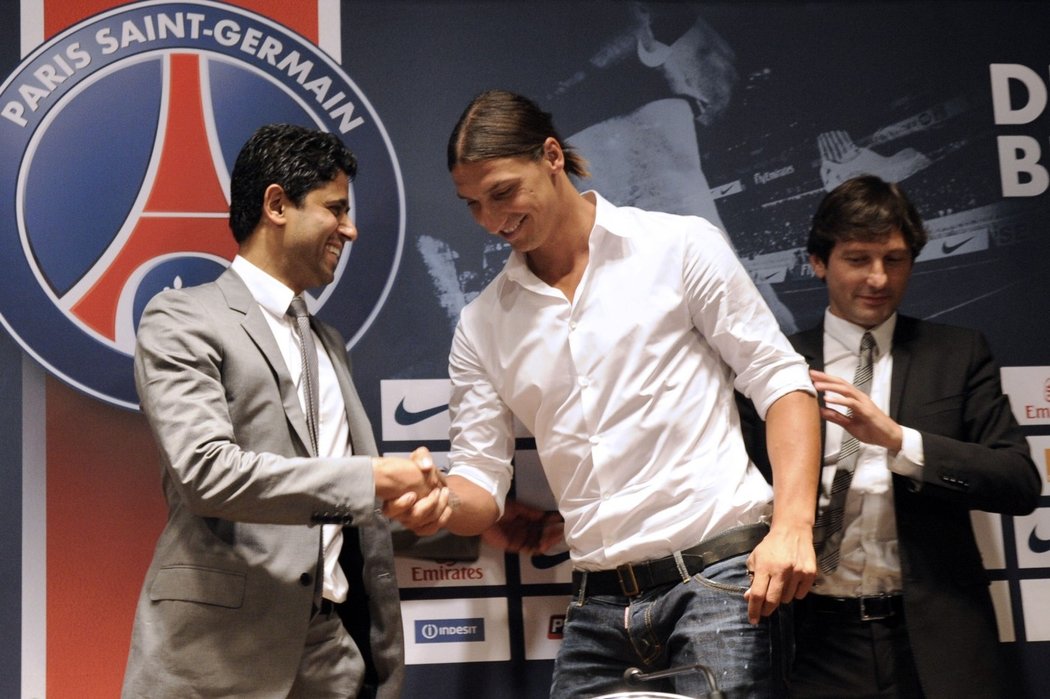 Zlatan Ibrahimovic si podává ruku s prezidentem PSG, s nímž právě podepsal smlouvu na tři roky.