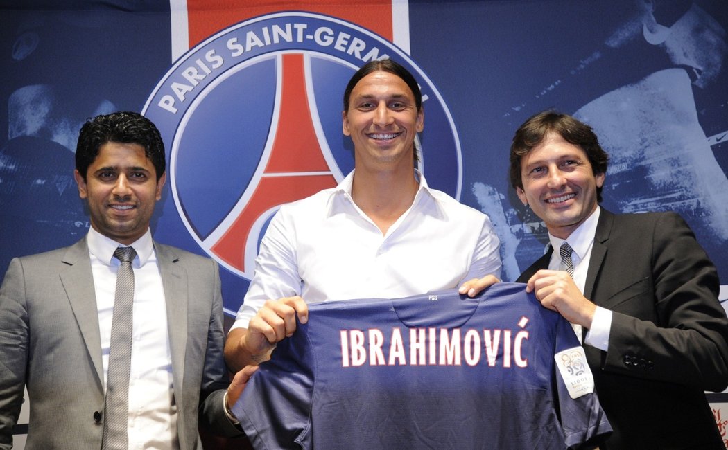 Zlatan Ibrahimovic na tiskové konferenci PSG s prezidentem klubu Nasserem Al-Khelaifim a sportovním ředitelem Leonardem (vpravo).