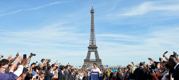 Zlatan Ibrahimovic po přestupu do PSG pózoval s dresem v Paříži.