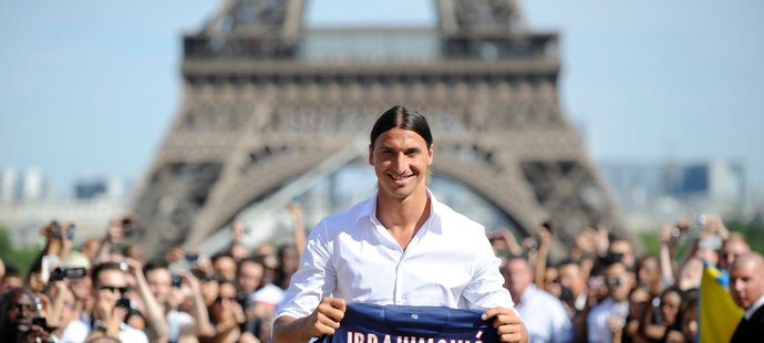 Zlatan Ibrahimovic po letním přestupu do PSG pózoval s dresem v Paříži