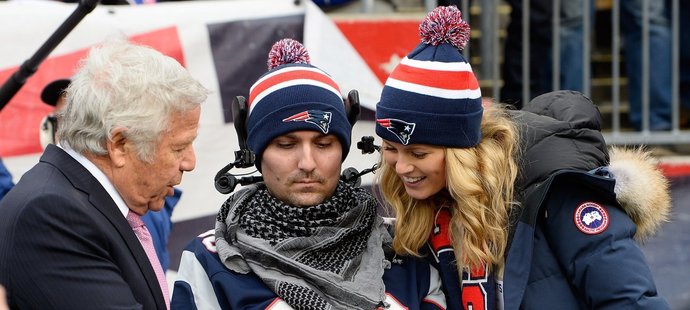Vlastník klubu New England Patriots, Robert Kraft, s Petem Fratesem and jeho ženou Julií Kowalikovou