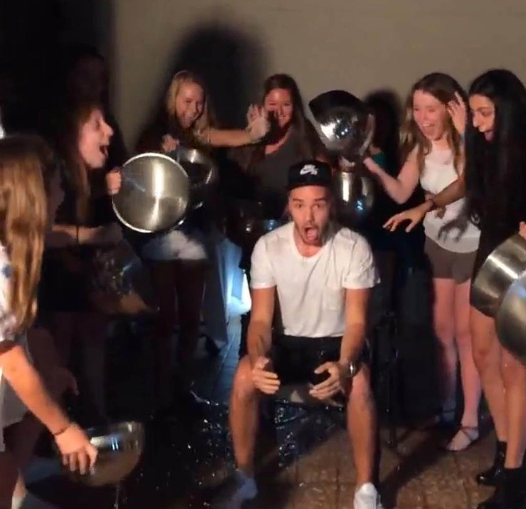 Liam Payne, zpěvák skupiny One Direction, se zúčastnil ALS Ice Bucket Challenge