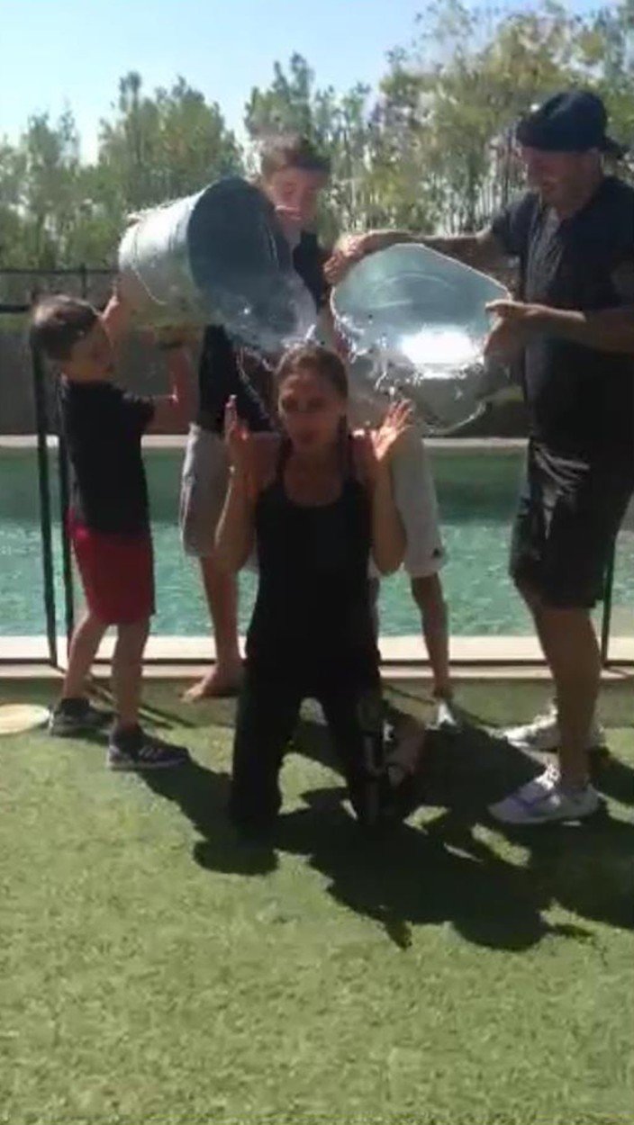 Victoria Beckhamová při Ice Bucket Challenge