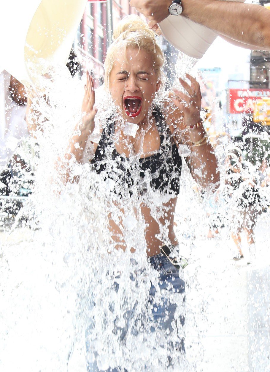 Britská zpěvačka Rita Ora se také zúčastnila Ice Bucket Challenge v New Yorku