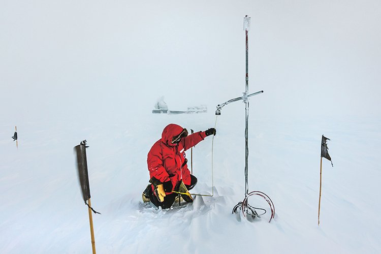 Struny IceCube jsou umístěny v ledu do hloubky až 2,5 km