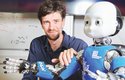 Matěj Hoffmann robota iCub přivedl do Česka