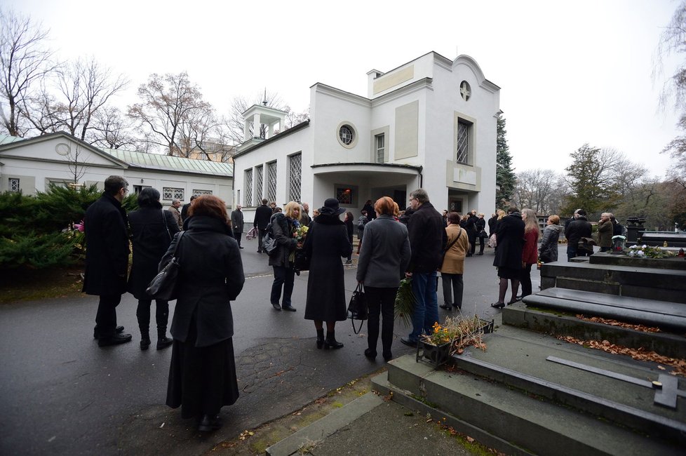 Takhle to vypadalo před obřadní síní v pražských Olšanech krátce před začátkem pohřbu