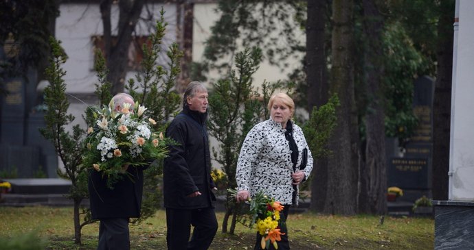 Smuteční hosté se začali scházet už po půl desáté ráno