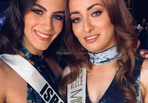 Miss Irák Sarah Idan a Miss Izrael Adar Gandelsmanová si pořídily společně selfie na soutěží Miss Univers 2017. Fotka vyvolala velký poprask. Rodina Idanové kvůli tomu prchla do USA.