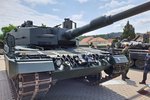 Hlavní bojový tank Leopard 2A4. Je první svého typu ve výzbroji české armády a je určený k ničení nepřátelských tanků. Je vybaven 120 mm tankovým kanonem Rheinmetall s hladkou hlavní a manuálním nabíjením. Osádku tvoří 4 vojáci – velitel, střelec, nabíječ a řidič.