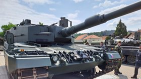 Hlavní bojový tank Leopard 2A4. Je první svého typu ve výzbroji české armády a je určený k ničení nepřátelských tanků. Je vybaven 120 mm tankovým kanonem Rheinmetall s hladkou hlavní a manuálním nabíjením. Osádku tvoří 4 vojáci – velitel, střelec, nabíječ a řidič.