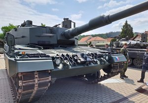 Hlavní bojový tank Leopard 2A4. Je první svého typu ve výzbroji české armády a je určený k ničení nepřátelských tanků. Je vybaven 120 mm tankovým kanonem Rheinmetall s hladkou hlavní a manuálním nabíjením. Osádku tvoří 4 vojáci – velitel, střelec, nabíječ a řidič.