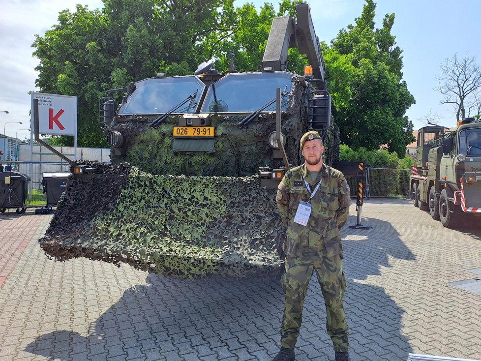 Premiéra vyprošťovacího vozidla Tatra 815-7-V 8x8 s prodlouženým podvozkem a pancéřovanou kabinou a protiminovou podlahou. Tato tatrovka dokáže vyprošťovat tanky.