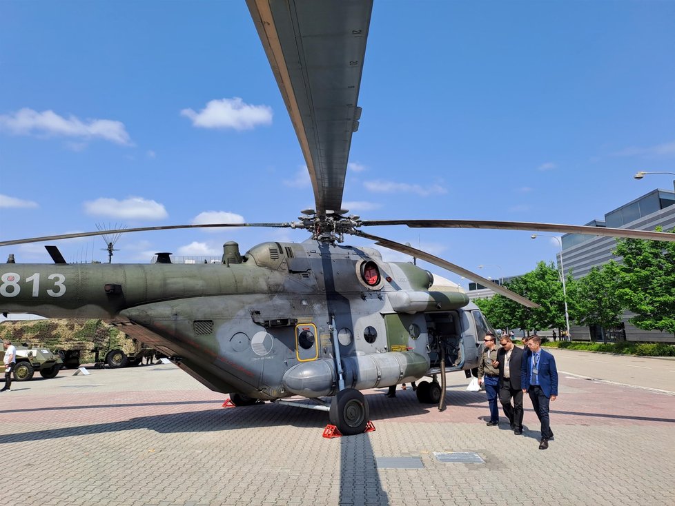 Vrtulník bojové podpory Mi-171ŠM. Je určený k pátrání a záchraně vzdušných výsadků. Bez zbraňových systémů přepraví 28 vojáků, se zbraněmi 16. Dolet má 460 kilometrů a může létat až ve výšce 6 000 metrů.