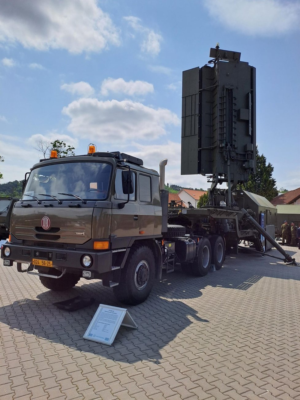 Trojrozměrný lokátor ST-68 CZ. Slouží k zjišťování nízko letících cílů.