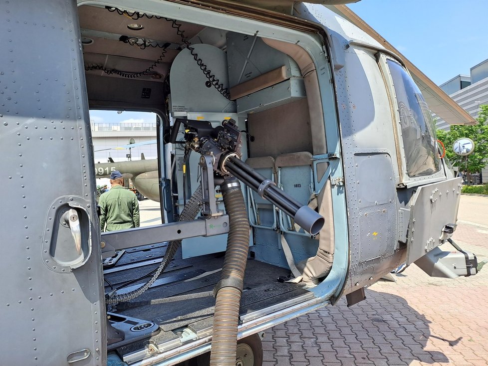 Vrtulník bojové podpory Mi-171ŠM. Je určený k pátrání a záchraně vzdušných výsadků. Bez zbraňových systémů přepraví 28 vojáků, se zbraněmi 16. Dolet má 460 kilometrů a může létat až ve výšce 6 000 metrů.