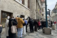 Nekonečná fronta před pražskou knihovnou: Kvůli trendu na TikToku lidé stojí hodiny!