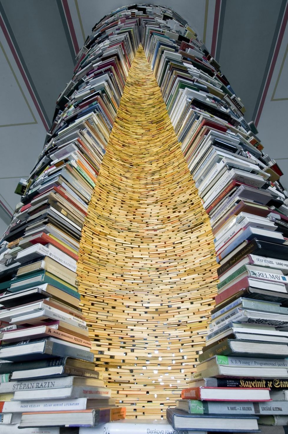 Ve foyer budovy Ústřední knihovny na Mariánském náměstí je od roku 1998 umístěn tzv. Idiom, sloup z 8000 knih. Autorem Idiomu, který je nazýván také „sloup vědění“, je slovenský výtvarník Matej Krén.
