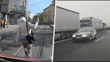Největší idioti na českých silnicích: Chodec sanitku „vyfakoval“, řidič rovnou vybrzdil