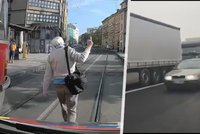 Největší idioti na českých silnicích: Chodec sanitku „vyfakoval“, řidič rovnou vybrzdil