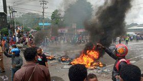 Demonstranti v Indonésii vypálili budovu regionálního parlamentu