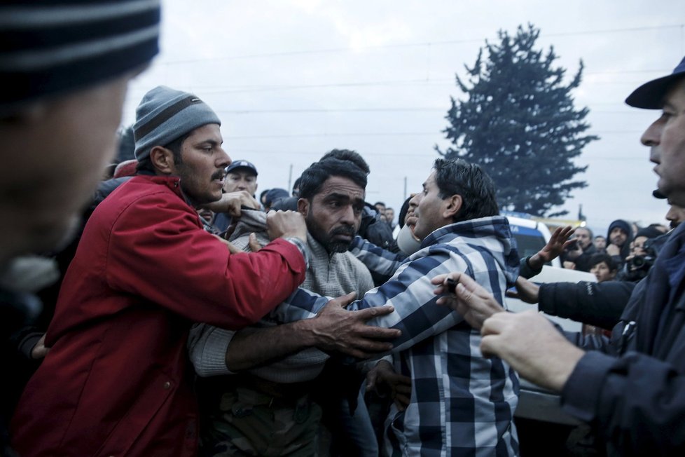 Migranti v uprchlickém táboře v Idomeni lynčovali muže, který prý zneužil sedmiletou holčičku.