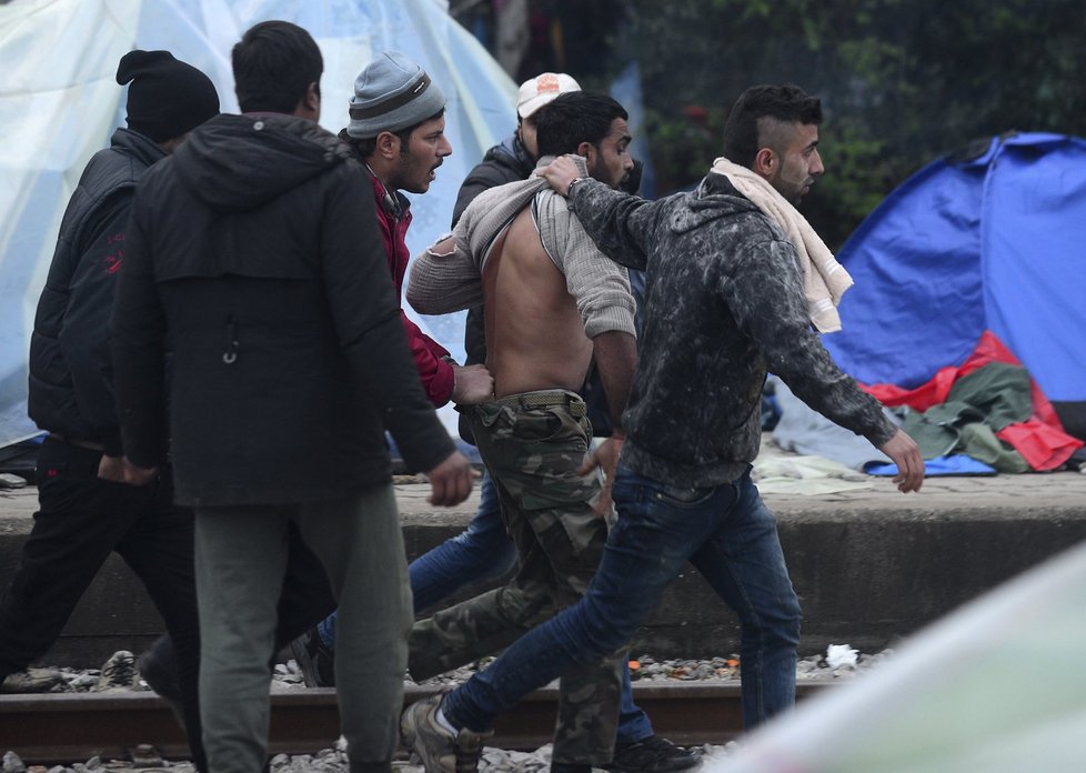 Migranti v uprchlickém táboře v Idomeni lynčovali muže, který prý zneužil sedmiletou holčičku.