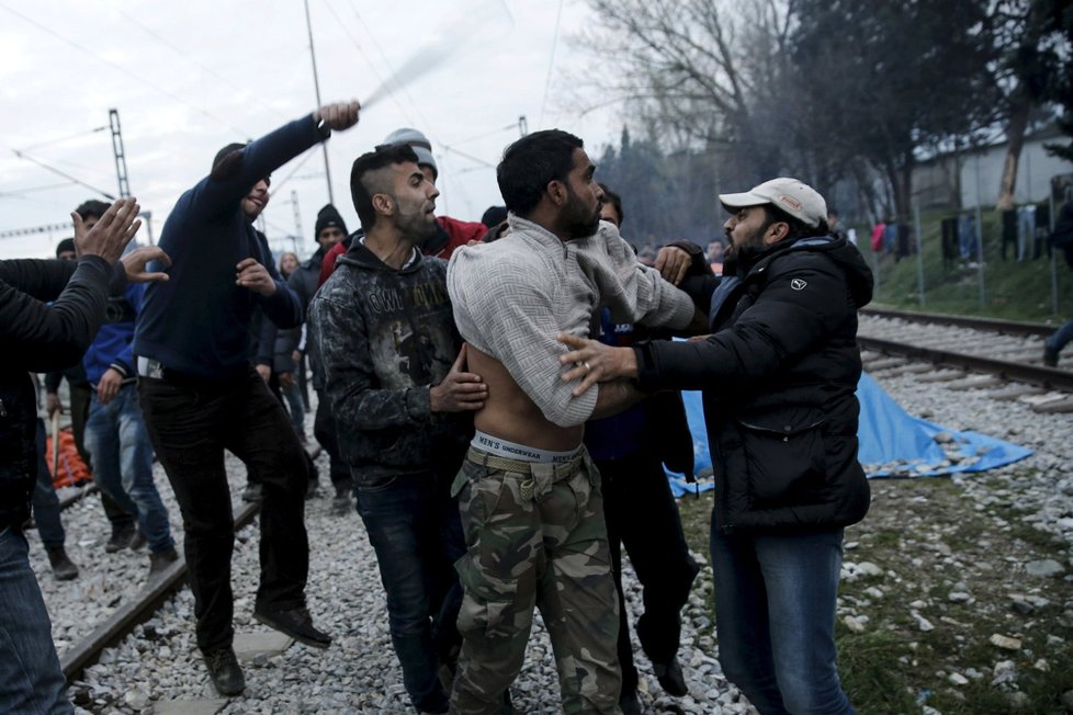 Migranti v uprchlickém táboře v Idomeni lynčovali muže, který prý zneužil sedmiletou holčičku.