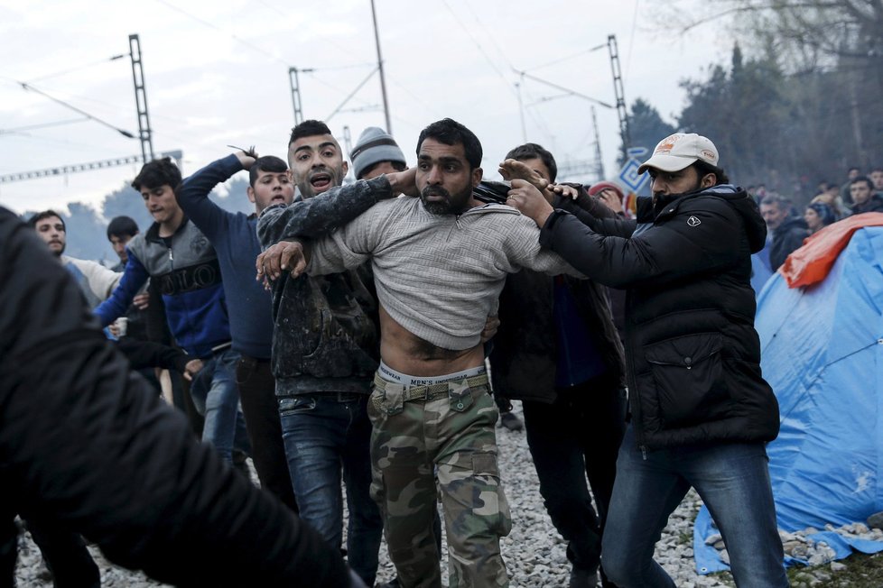 Migranti v uprchlickém táboře v Idomeni lynčovali muže, který prý zneužil sedmiletou holčičku.