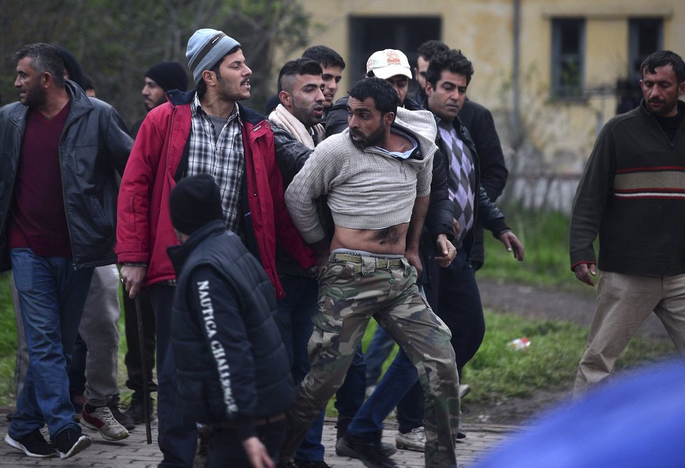 Migranti v uprchlickém táboře v Idomeni lynčovali muže, který prý zneužil sedmiletou holčičku.